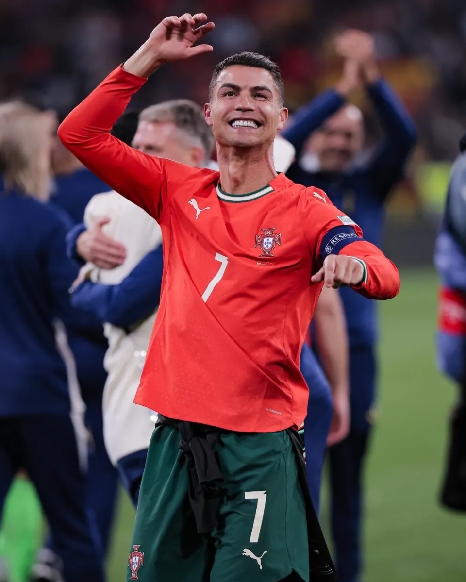 [图]莱昂纳多传射建功 上海海港战胜深圳新鹏城