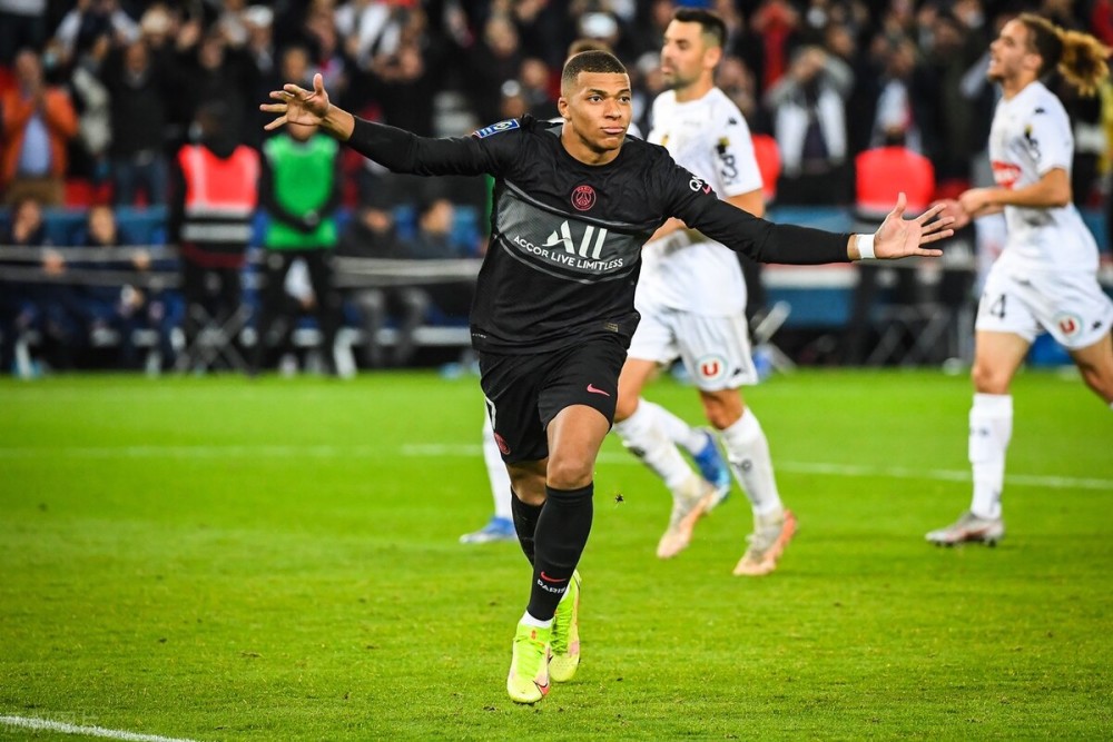 东契奇30分10助攻詹姆斯30分，湖人客场111-103力克鹈鹕